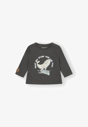 Camisa de manga larga gris hecha de tejido suave, que presenta un gráfico de una ballena y el texto "¡Mantén el océano salvaje y libre!" en el frente.