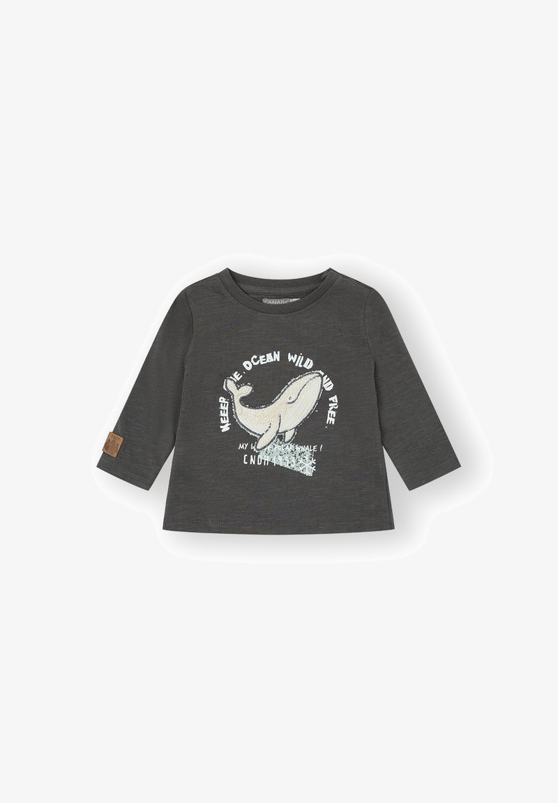 Camisa de manga larga gris hecha de tejido suave, que presenta un gráfico de una ballena y el texto "¡Mantén el océano salvaje y libre!" en el frente.