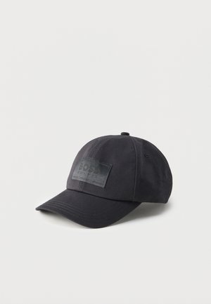 Fekete baseball sapka ívelt karimával, finoman dombornyomott "BOSS" logóval az elülső panelen.