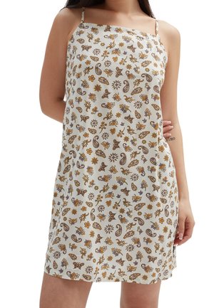 Saténové šaty na ramínka s bílým základem a multicolor květinovým a paisley vzorem. Nastavitelné tenké ramínka a volný střih.