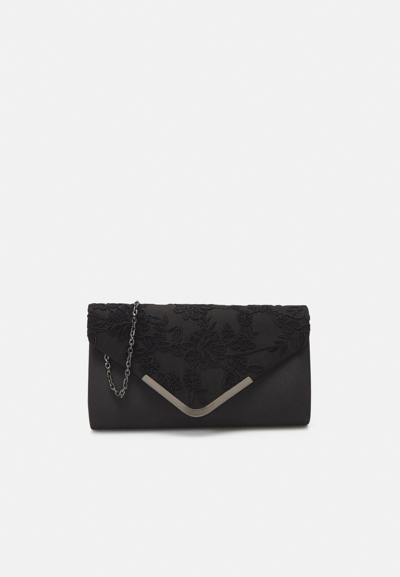 Pochette de soirée noire avec détails en dentelle florale, accent argenté en forme de V sur le rabat et chaîne argentée sur fond blanc.