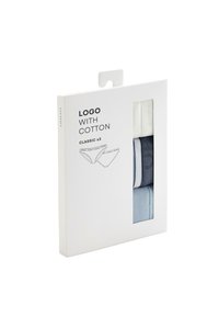 Lot de trois slips classiques en coton blanc, bleu marine et bleu clair, visibles à travers une fenêtre rectangulaire sur un emballage blanc.