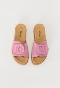Sandali slip-on in suede rosa con una larga cintura e una fibbia circolare audace, e soletta in sughero naturale. Taglia 37.