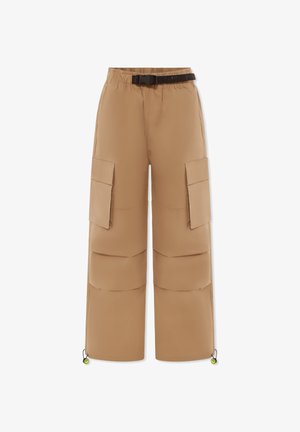 Pantaloni cargo beige con vita elasticizzata, cintura regolabile, multiple tasche laterali e orli con cordino. Materiale liscio e resistente.