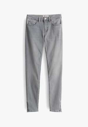 Graue Denim-Jeans im Slim-Fit-Stil, mit einem Reißverschluss am Knöchel, fünf Taschen und Kontrastnähten. Der Stoff hat eine weiche, abgenutzte Textur.