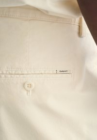 GANT SUNFADED - Shorts - cream