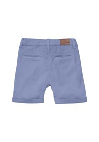Lysblå bomuldsshorts med rullet kant, elastisk talje og to baglommer; har et brunt mærke ved taljen.