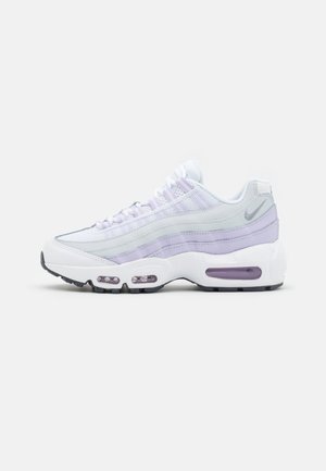 Baskets de sport blanches et violet clair avec une tige en mesh et cuir, amorti à air visible, et une semelle extérieure en caoutchouc noir.