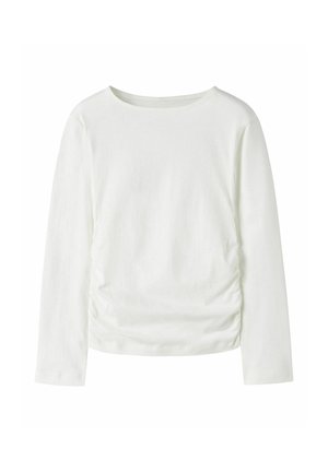 Chemise blanche unie à manches longues avec un col rond et de légers fronces sur les côtés avant, sur fond blanc.