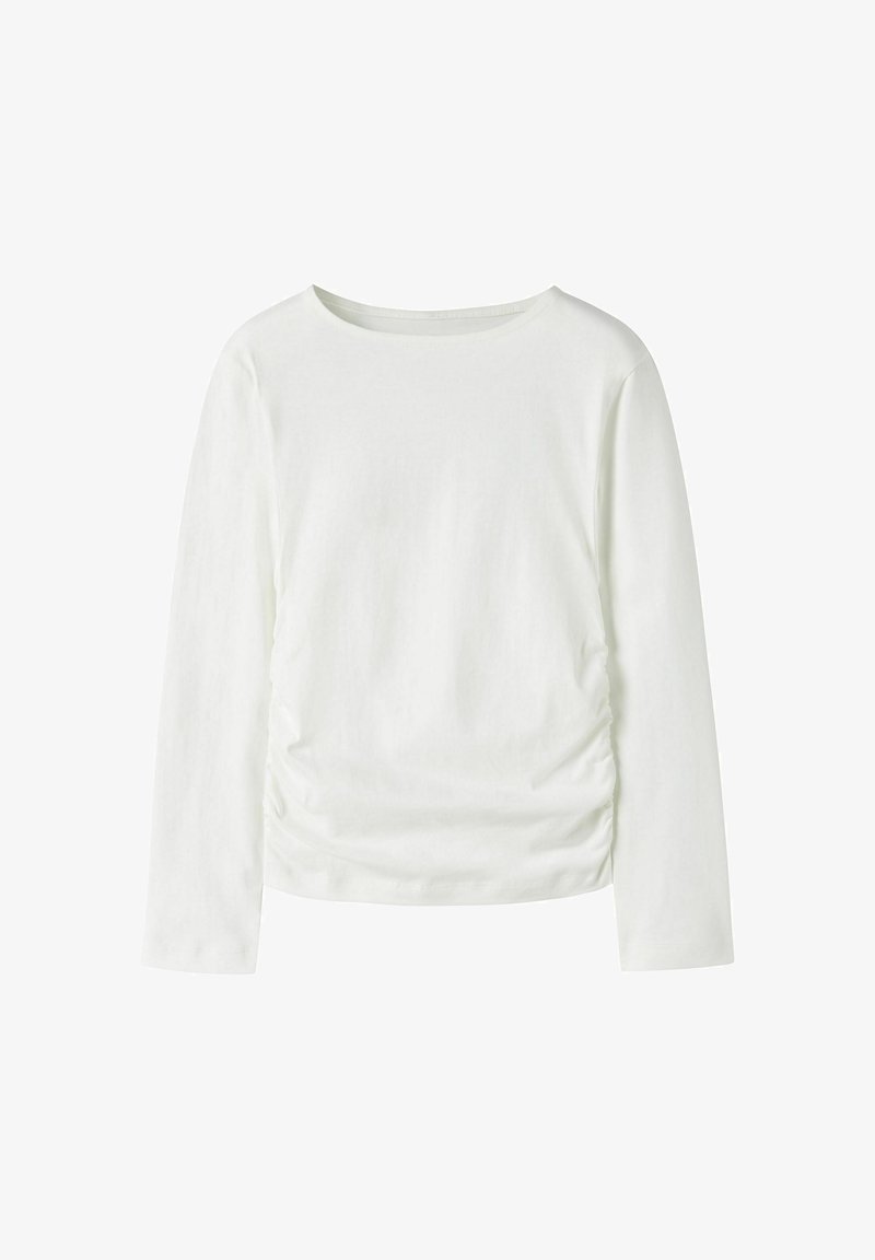 Chemise blanche unie à manches longues avec un col rond et de légers fronces sur les côtés avant, sur fond blanc.