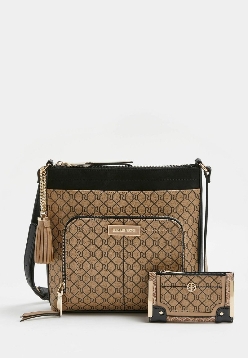 Borsa a mano marrone con motivo, con parte superiore nera, hardware dorato e un ponpon; include un portacarte abbinato con elementi di design simili.