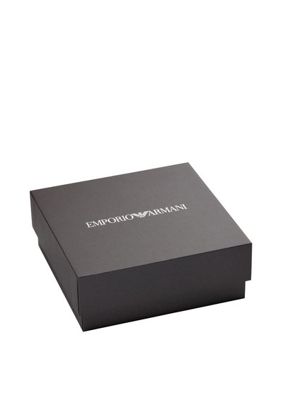 Sort papæske med en glat tekstur, med en hvid prægning af "EMPORIO ARMANI" logoet centreret på toppen. Kvadratisk design.
