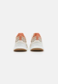 Bež i narančaste tenisice s teksturiranim gornjim dijelom, podstavljenim ovratnikom i bijelim potplatom na kojem je utisnuta oznaka "PINKO".