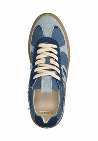 Blauwe denim sneaker met beige veters, met gemengde texturen en tinten denim. Rond neus en een lichtbruine rubberen zool.