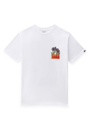 Camiseta blanca de algodón con un gráfico floral colorido que muestra flores azules y moradas en una maceta roja en el área del pecho izquierdo.