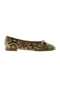 Chaussure plate avec un motif peau de serpent marron et beige et un détail de boucle en métal doré sur l\'avant.