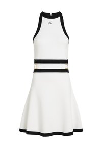 Fehér ruha bővülő szoknyával, fekete akcentusokkal a nyakkivágásnál és a deréknál, díszes arany hardware elemekkel és formás, sportos szabással.