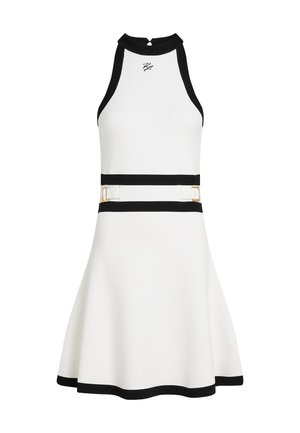 Un vestido blanco con una falda acampanada, detalles en negro en el escote y la cintura, que presenta un elegante herraje dorado y un diseño ajustado y deportivo.