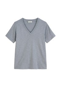Grijze t-shirt met korte mouwen en een V-hals ontwerp. De stof heeft een gemêleerde structuur. Etiket zegt "Marc O'Polo." Eenvoudige, klassieke vorm.