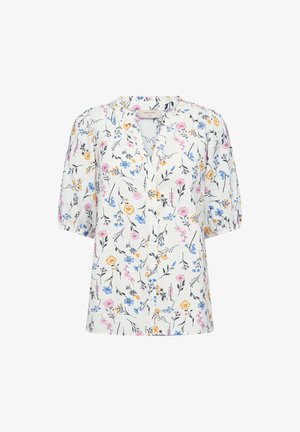 Witte blouse met korte pofmouwen en een kleurrijke bloemenprint in roze, blauw en geel, met een V-hals en een knoopsluiting aan de voorkant.