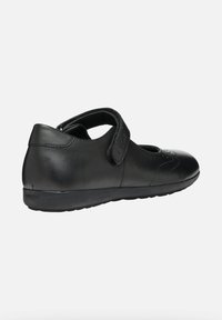 Scarpa di pelle nera con punta arrotondata e cinturino in velcro. Finitura liscia con dettagli di cucitura discreti. Presenta una suola bassa e flessibile.
