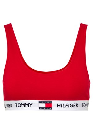 Červená bavlnená športová podprsenka s výstrihom do tvaru lode a širokým elastickým pásom so znakmi "TOMMY HILFIGER" v bielej a čiernej farbe.