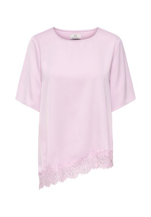 Blouse rose clair à manches courtes, col rond et détail asymétrique en dentelle sur l'ourlet.