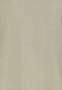 Beige stoftekstur med subtilt vævemønster, der viser en blød og glat overflade med svage lodrette folder.