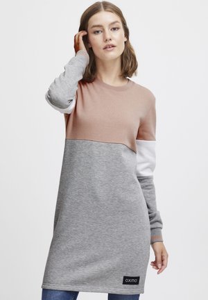 Långärmad sweatshirtklänning i grå, rosa och vita färgblock. Har rund halsringning och logotypmärke nertill. Mjuk tygtextur.