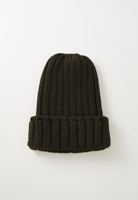 Knitted beanie in dark olive green, featuring a ribbed texture and a folded cuff for adjustable fit. Soft, thick material.