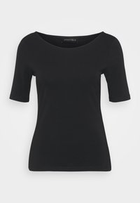 Top corto a maniche corte nero con scollatura ampia, realizzato in un tessuto morbido e liscio. Design semplice, forma aderente, senza motivi visibili o dettagli.