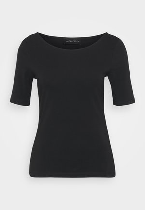 Top corto a maniche corte nero con scollatura ampia, realizzato in un tessuto morbido e liscio. Design semplice, forma aderente, senza motivi visibili o dettagli.