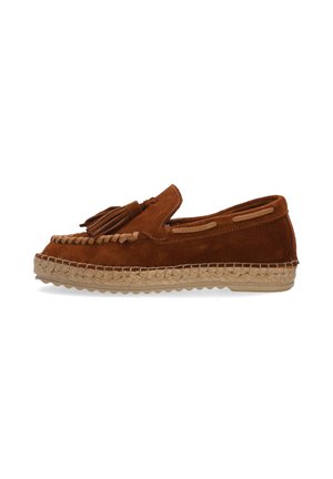 Brauner Veloursleder-Slipper mit Quasten, geflochtenem Besatz und gewebter Espadrille-Sohle, von der Seite auf weißem Hintergrund.