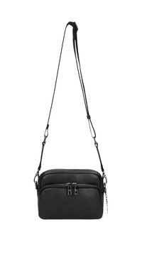 Černá kožená kabelka s texturovaným povrchem. Má dvě zipové přihrádky a nastavitelné ramenní popruhy pro zvýšení versatility.