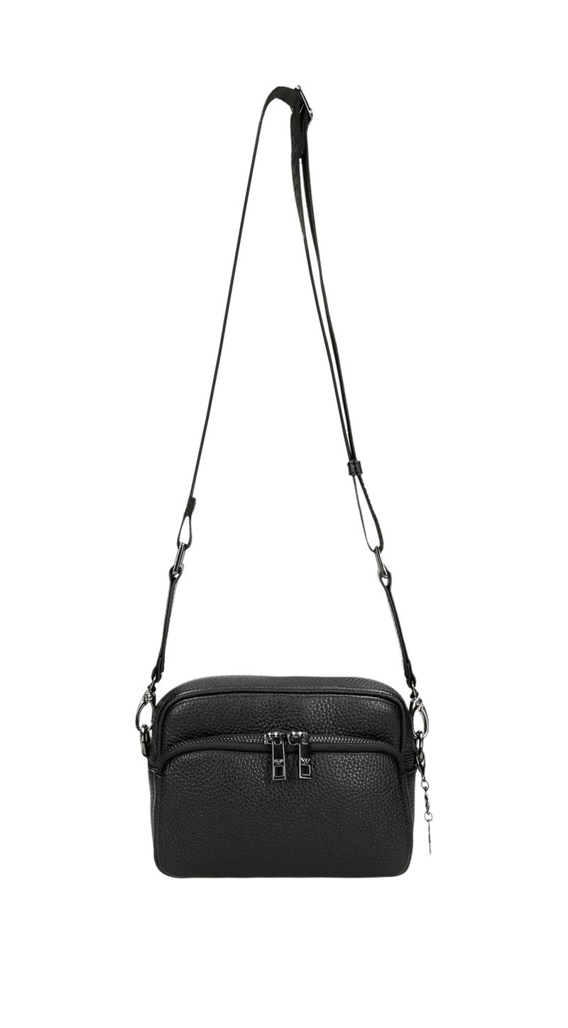 Černá kožená kabelka s texturovaným povrchem. Má dvě zipové přihrádky a nastavitelné ramenní popruhy pro zvýšení versatility.