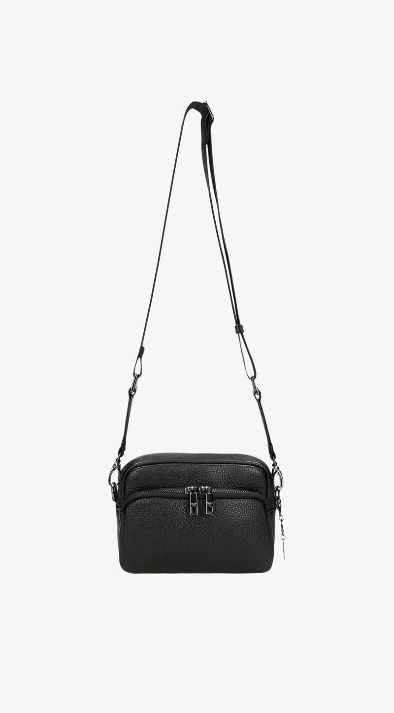 Černá kožená kabelka s texturovaným povrchem. Má dvě zipové přihrádky a nastavitelné ramenní popruhy pro zvýšení versatility.