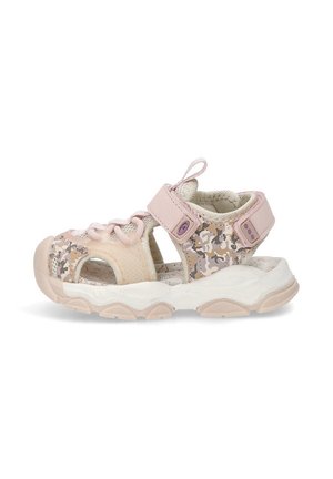 Sanda rosa claro con un empeine de malla que presenta un patrón de camuflaje, correa de Velcro ajustable y suela acolchada con detalles texturizados.