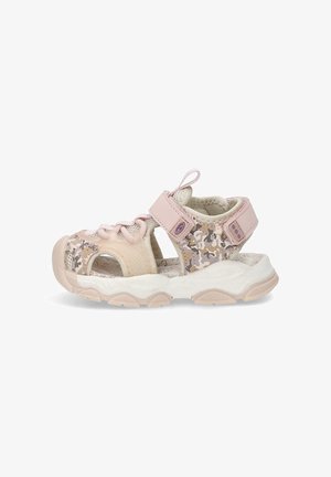 Sanda rosa claro con un empeine de malla que presenta un patrón de camuflaje, correa de Velcro ajustable y suela acolchada con detalles texturizados.