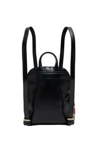 Zaino in pelle nera con spallacci regolabili, superficie liscia, una maniglia superiore e una tasca laterale con zip caratterizzata da un accento di motivo colorato.