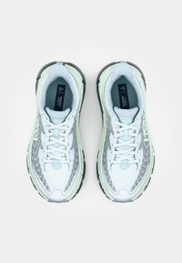 Valaiset siniset juoksukengät, joissa on rakenneharmaa verkkomateriaali päällä, mintunvihreät yksityiskohdat ja musta pohja. Varustettu litteillä nauhoilla ja logotaipeella.