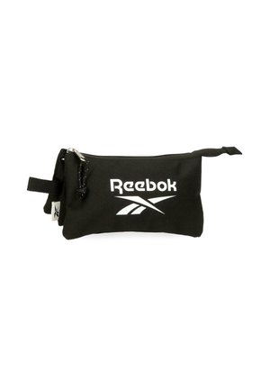 Borsello nero Reebok con logo bianco, chiusura a zip e cinturino da polso in tessuto su sfondo bianco.