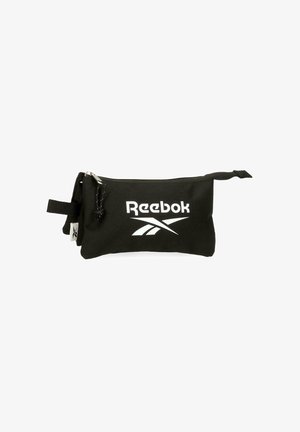 Borsello nero Reebok con logo bianco, chiusura a zip e cinturino da polso in tessuto su sfondo bianco.