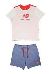 T-shirt bianca e rossa a maniche corte con logo "new balance" e pantaloni corti blu con cordoncino rosso e logo, in cotone, vestibilità casual.