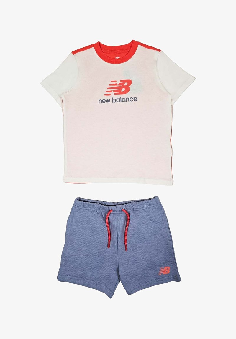 T-shirt bianca e rossa a maniche corte con logo "new balance" e pantaloni corti blu con cordoncino rosso e logo, in cotone, vestibilità casual.