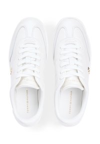 Λευκά αθλητικά παπούτσια με λείο δερμάτινο επάνω μέρος, στρογγυλή μύτη, σχεδιασμό με κορδόνια, διακριτικά λογότυπα και λεπτομέρειες ραφής. Υποκατάστατα κενά σε υφή για καλύτερη πρόσφυση.