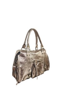 Sac à main argenté métallique avec doubles poignées, compartiments zippés et accents décoratifs en quincaillerie. Texture lisse et forme structurée.