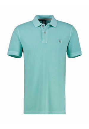 Lyseblå polo-shirt med krave, korte ærmer og et lille logo-patch på brystet. Fremstillet af blødt, tekstureret stof.