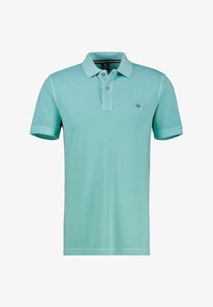 Lyseblå polo-shirt med krave, korte ærmer og et lille logo-patch på brystet. Fremstillet af blødt, tekstureret stof.
