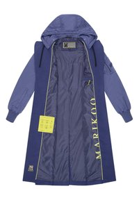 Long manteau à capuche bleu avec ouverture devant montrant une doublure intérieure lisse, texte de marque jaune « MARIKOO » et une étiquette jaune d'instructions d'entretien à l'intérieur.