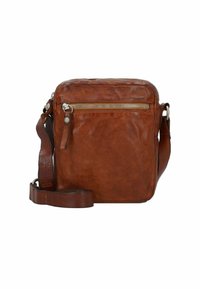 Braune Leder-Crossbody-Tasche mit glatter Oberfläche, Reißverschluss vorne und verstellbarem Tragegurt. Verfügt über minimalen metallischen Beschlag.